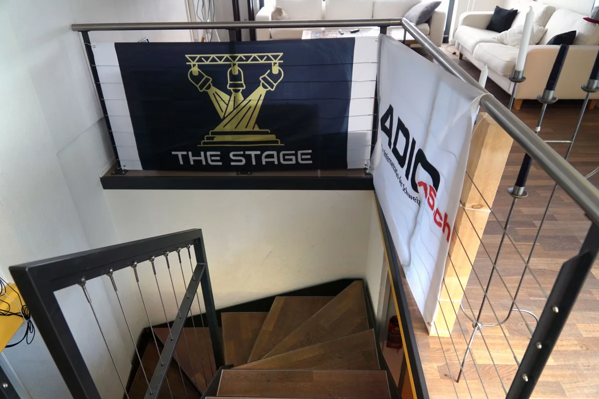 Aus dem einstigen Garagenkeller führt eine Treppe hinauf – direkt in das neue Radiostudio. Betschi in seinem neuen Studio am Rande von Wetzikon